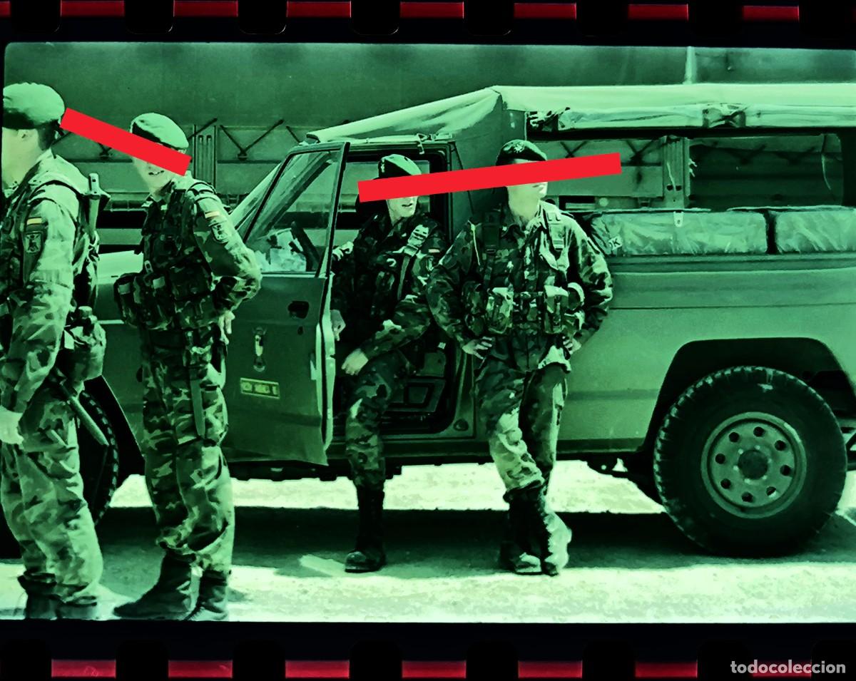 Fotograf&iacute;a antigua: Negativo de fotograf&iacute;a. Coche jeep militar. Militares espa&ntilde;oles. A&ntilde;o 1999
