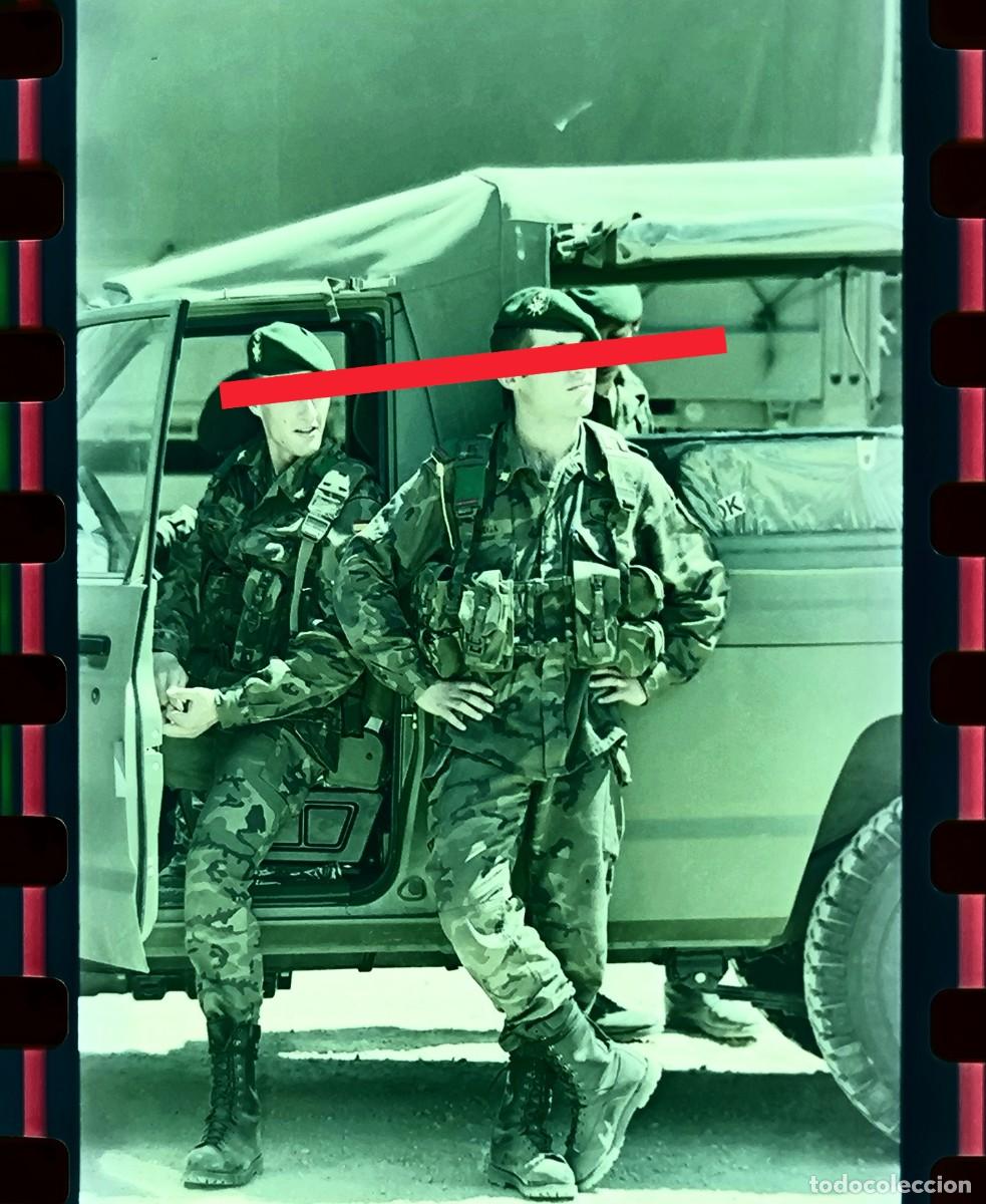 Fotograf&iacute;a antigua: Negativo de fotograf&iacute;a. Coche jeep militar. Militares espa&ntilde;oles hacia Kosovo. 1999