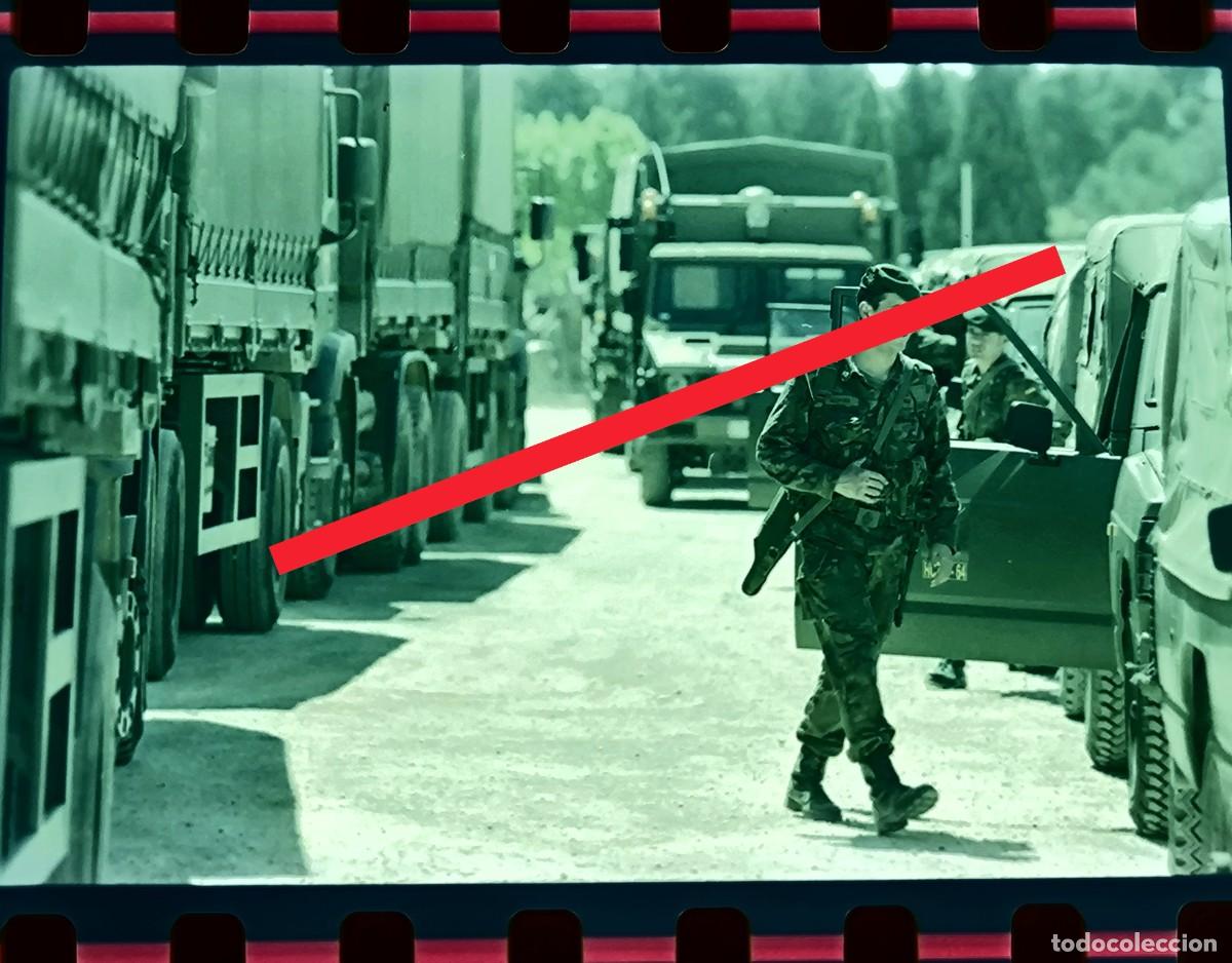 Fotograf&iacute;a antigua: Negativo de fotograf&iacute;a. Cami&oacute;n militar. Militares espa&ntilde;oles hacia Kosovo. A&ntilde;o 1999