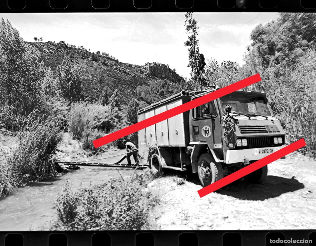 Fotograf&iacute;a antigua: Negativo de fotograf&iacute;a. Cami&oacute;n de bomberos. A&ntilde;os 80