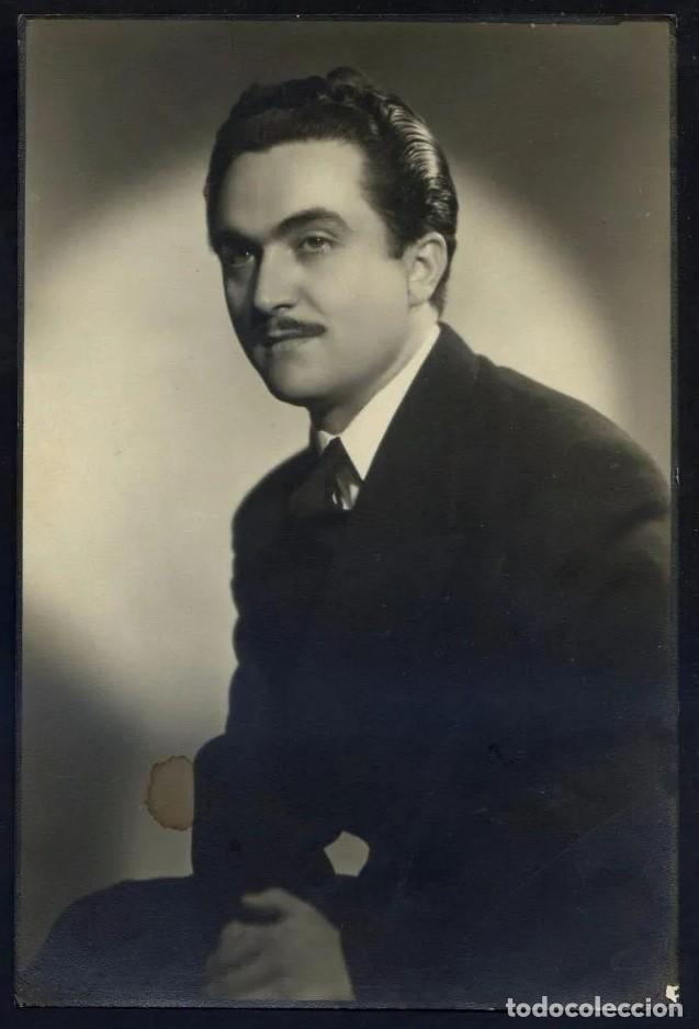 Fotografia antiga: *Jorge Negrete* Foto *Gal&aacute;n. Barcelona* Meds: 116x174 mm. Tamp&oacute;n al dorso.