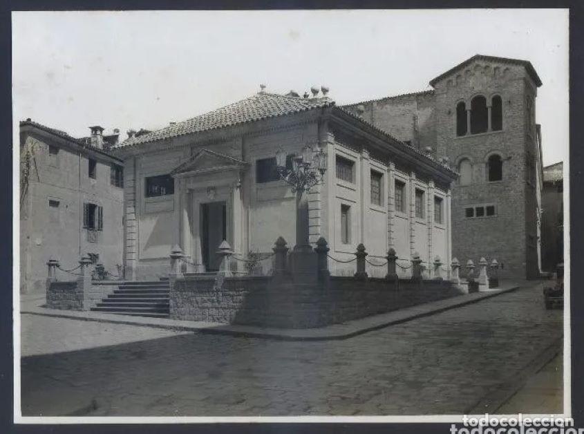 Antique Photography: Vic. *Antigua Biblioteca* Tamp&oacute;n al dorso *Foto Estorch, Barcelona* Meds: 175x237 mms.