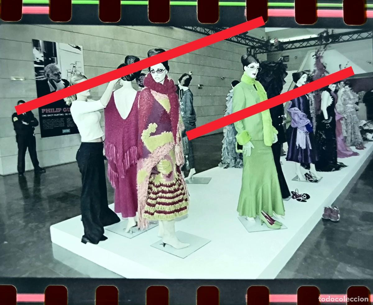 Fotograf&iacute;a antigua: Negativo de fotograf&iacute;a. Exposici&oacute;n. Francis Montesinos. Dise&ntilde;ador de moda. A&ntilde;o 2002