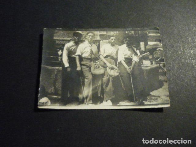 Fotograf&iacute;a antigua: MIRAFLORES DE LA SIERRA MADRID GRUPO EN FUENTE ANTIGUA FOTOGRAFIA 6,5 X 4,5 CM