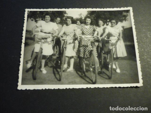 Fotograf&iacute;a antigua: LOGRO&Ntilde;O LA RIOJA CHICAS EN BICICLETA ANTIGUA FOTOGRAFIA 8,5 X 12 CM