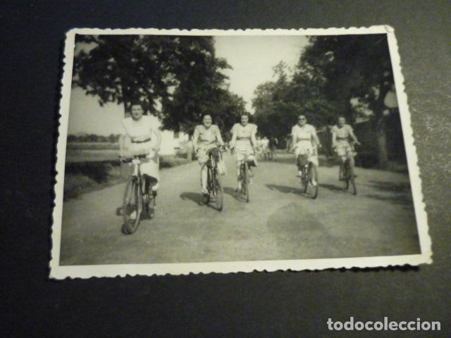 Fotograf&iacute;a antigua: LOGRO&Ntilde;O LA RIOJA CHICAS EN BICICLETA ANTIGUA FOTOGRAFIA 8,5 X 12 CM
