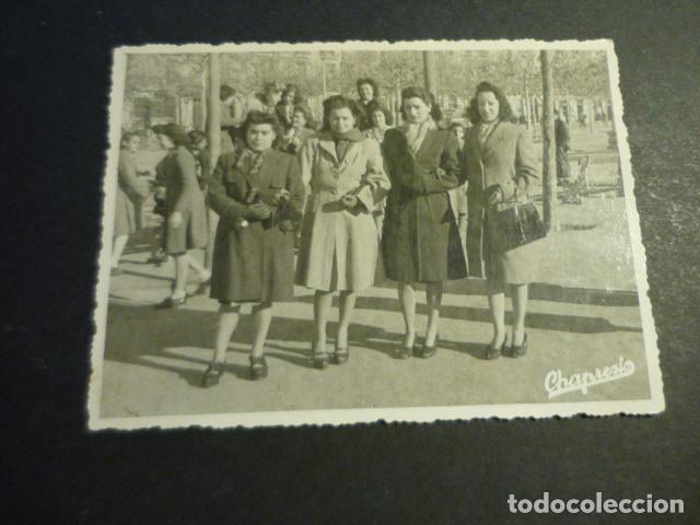 Fotograf&iacute;a antigua: LOGRO&Ntilde;O LA RIOJA CHICAS PASEANDO 1945 CHAPRESTO FOTOGRAFO ANTIGUA FOTOGRAFIA 8,5 X 12 CM