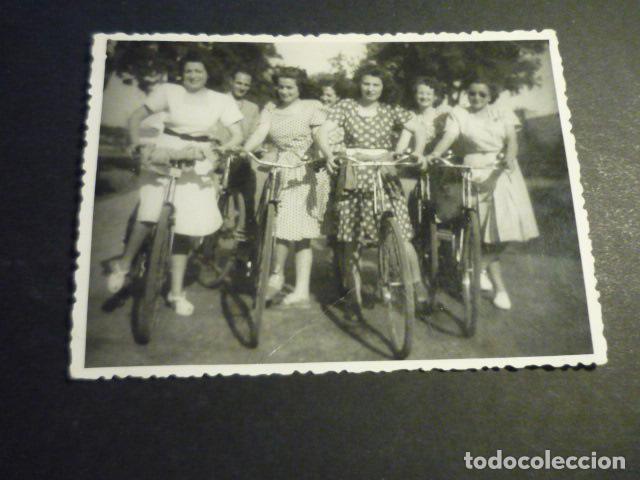 Fotograf&iacute;a antigua: LOGRO&Ntilde;O LA RIOJA CHICAS EN BICICLETA ANTIGUA FOTOGRAFIA 8,5 X 12 CM