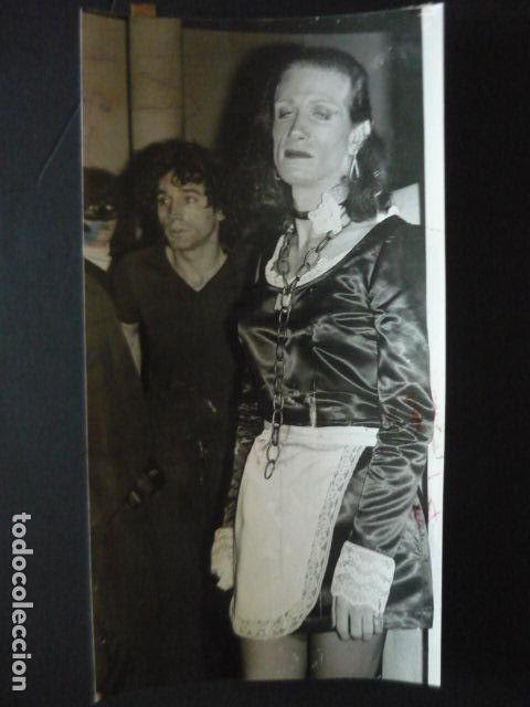 Fotograf&iacute;a antigua: GAY TRAVESTIDO TRAVESTI EN SALA DE FIESTAS ANTIGUA FOTOGRAFIA 1980 16 X 30 CM