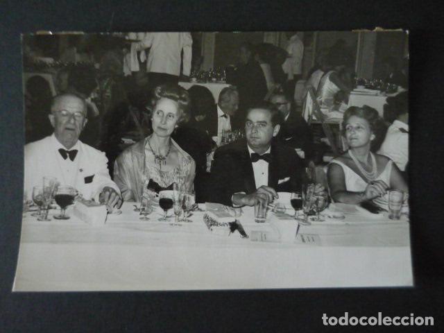 Fotograf&iacute;a antigua: MADRID GALA DEBUTANTES PALACIO BAVIERA DUQUESA DE TETUAN MARQUES CASTRO FOTOGRAFIA 1965 18 X 12 CM