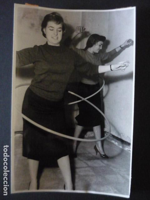 Fotografia antiga: JUEGO DEL HULA HOOP ANTIGUA FOTOGRAFIA 12 X 18 CM