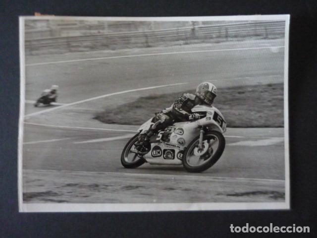Fotograf&iacute;a antigua: MARCELINO GARCIA LUMBRE CORREDOR MOTOCICLISMO PREMIO OTO&Ntilde;O JARAMA 1979 ANTIGUA FOTOGRAFIA 18 X 13 CM