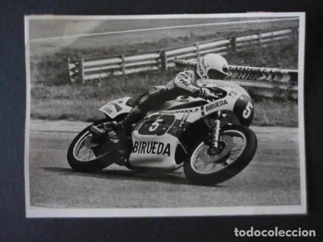 Fotograf&iacute;a antigua: CARLOS MORANTE BONILLA CORREDOR MOTOCICLISMO PREMIO OTO&Ntilde;O JARAMA 1979 ANTIGUA FOTOGRAFIA 18 X 13 CM