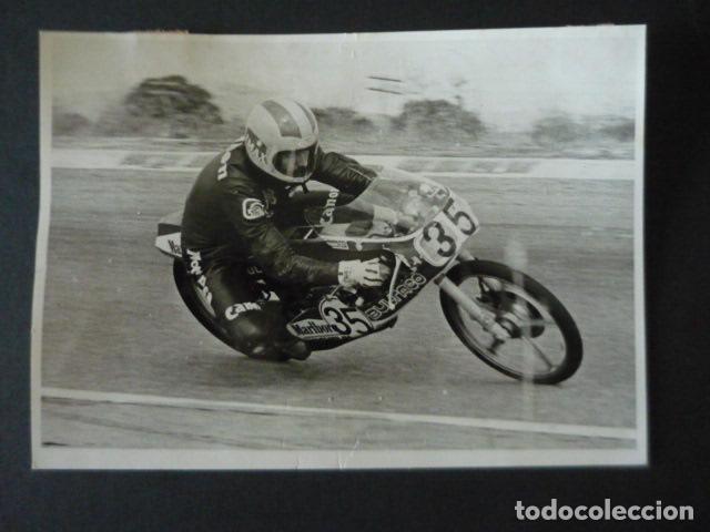 Fotograf&iacute;a antigua: JAIME ALGUERSUARI CORREDOR MOTOCICLISMO PREMIO OTO&Ntilde;O JARAMA 1979 ANTIGUA FOTOGRAFIA 18 X 13 CM