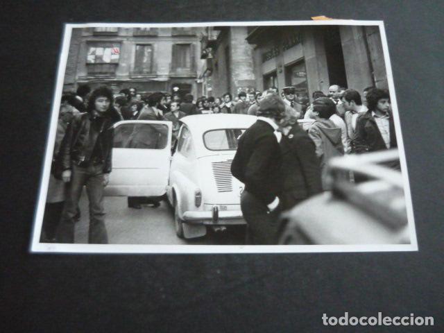 Fotograf&iacute;a antigua: MADRID CALLE VALVERDE TIROTEO DELINCUENTE EL JOSEITO 1975 ANTIGUA FOTOGRAFIA ORIGINAL 13 X 18 CM