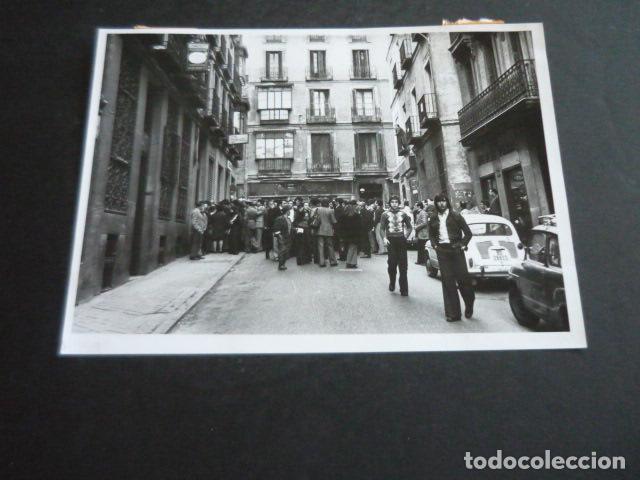Fotograf&iacute;a antigua: MADRID CALLE VALVERDE TIROTEO DELINCUENTE EL JOSEITO 1975 ANTIGUA FOTOGRAFIA ORIGINAL 13 X 18 CM