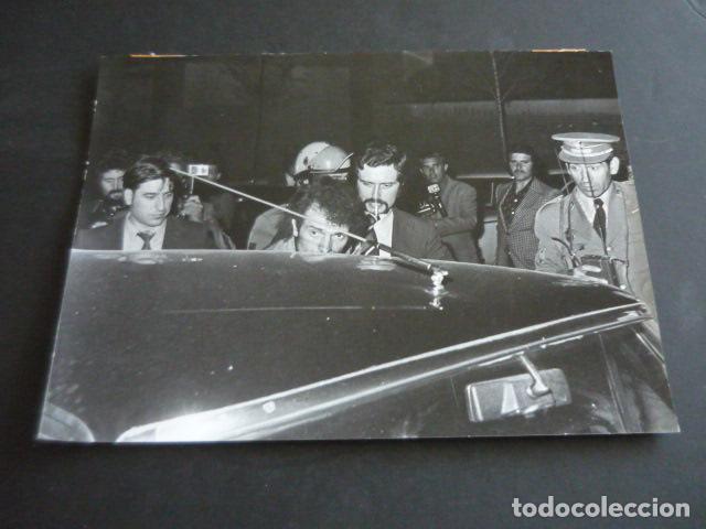 Fotograf&iacute;a antigua: MADRID DELINCUENTE EL CUQUI DETENIDO POR LA POLICIA 1975 ANTIGUA FOTOGRAFIA ORIGINAL 18 X 24 CM