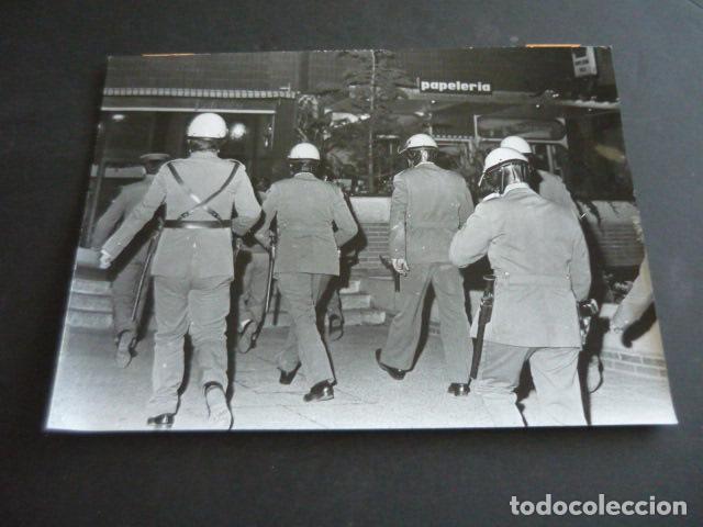 Fotograf&iacute;a antigua: MADRID DELINCUENTE EL CUQUI DETENIDO POR LA POLICIA 1975 ANTIGUA FOTOGRAFIA ORIGINAL 18 X 24 CM