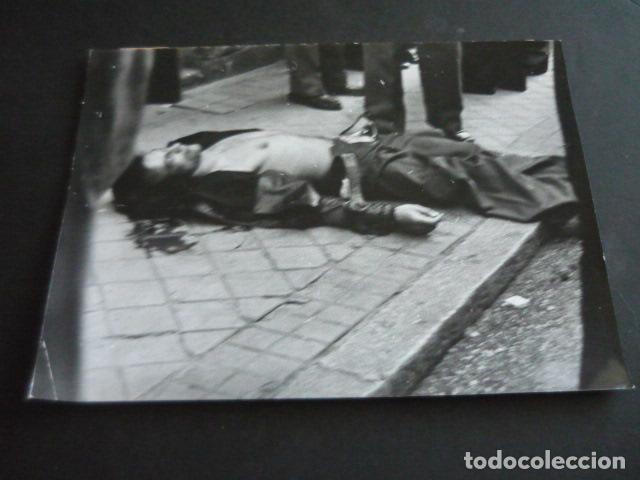 Fotograf&iacute;a antigua: MADRID CALLE VALVERDE TIROTEO DELINCUENTE EL JOSEITO 1975 ANTIGUA FOTOGRAFIA ORIGINAL 24 X 18 CM