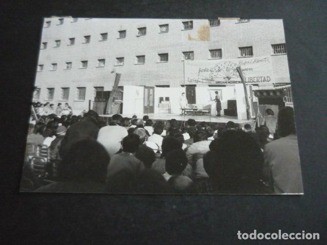 Fotograf&iacute;a antigua: MADRID PRISION CARABANCHEL FIESTA PRIMAVERA ASOCIACION RAFAEL ALBERTI FOTOGRAFIA ORIGINAL 13 X 18 CM