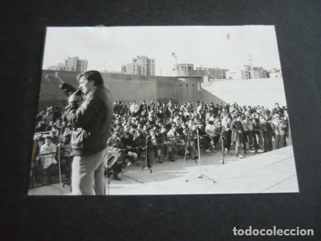 Fotograf&iacute;a antigua: MADRID PRISION CARABANCHEL FIESTA PRIMAVERA ASOCIACION RAFAEL ALBERTI FOTOGRAFIA ORIGINAL 13 X 18 CM