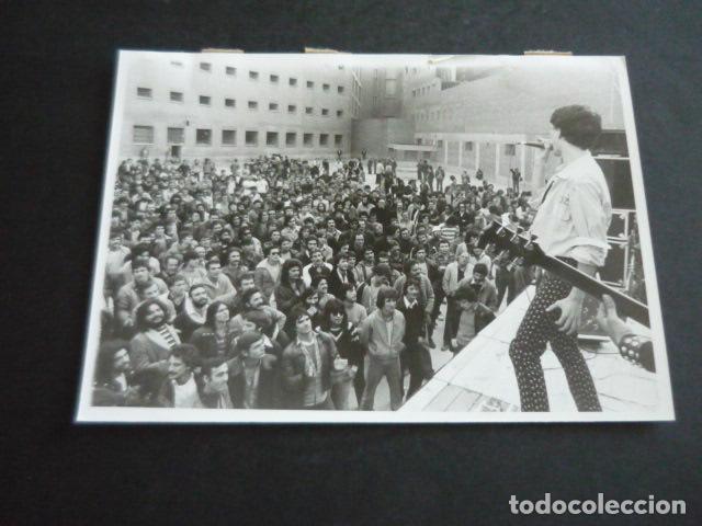 Fotograf&iacute;a antigua: MADRID CARCEL CARABANCHEL CONCIERTO CANTANTE RAMONCIN 1981 FOTOGRAFIA ORIGINAL 13 X 18 CM