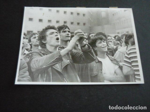 Fotograf&iacute;a antigua: MADRID CARCEL CARABANCHEL CONCIERTO CANTANTE RAMONCIN 1981 FOTOGRAFIA ORIGINAL 13 X 18 CM
