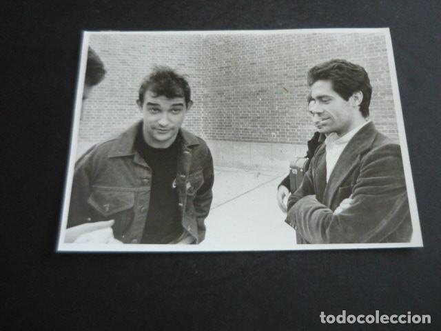 Fotograf&iacute;a antigua: MADRID CARCEL CARABANCHEL CONCIERTO CANTANTE RAMONCIN 1981 FOTOGRAFIA ORIGINAL 13 X 18 CM