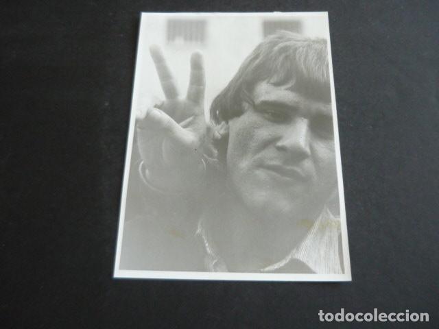Fotograf&iacute;a antigua: MADRID CARCEL CARABANCHEL CONCIERTO CANTANTE RAMONCIN 1981 FOTOGRAFIA ORIGINAL 13 X 18 CM
