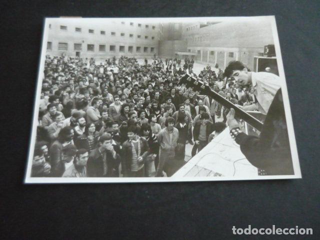 Fotograf&iacute;a antigua: MADRID CARCEL CARABANCHEL CONCIERTO CANTANTE RAMONCIN 1981 FOTOGRAFIA ORIGINAL 13 X 18 CM