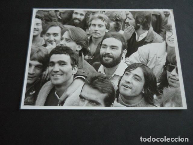 Fotograf&iacute;a antigua: MADRID CARCEL CARABANCHEL CONCIERTO CANTANTE RAMONCIN 1981 FOTOGRAFIA ORIGINAL 13 X 18 CM