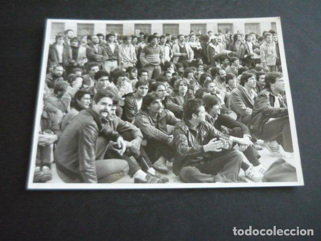 Fotograf&iacute;a antigua: MADRID CARCEL CARABANCHEL CONCIERTO CANTANTE RAMONCIN 1981 FOTOGRAFIA ORIGINAL 13 X 18 CM
