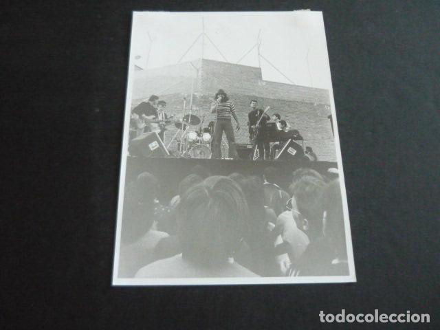 Fotograf&iacute;a antigua: MADRID CARCEL CARABANCHEL CONCIERTO CANTANTE RAMONCIN 1981 FOTOGRAFIA ORIGINAL 13 X 18 CM