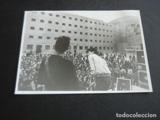 Fotograf&iacute;a antigua: MADRID CARCEL CARABANCHEL CONCIERTO CANTANTE RAMONCIN 1981 FOTOGRAFIA ORIGINAL 13 X 18 CM