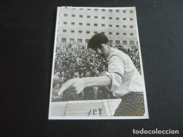 Fotograf&iacute;a antigua: MADRID CARCEL CARABANCHEL CONCIERTO CANTANTE RAMONCIN 1981 FOTOGRAFIA ORIGINAL 13 X 18 CM