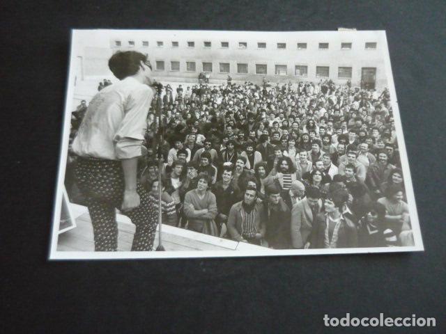 Fotograf&iacute;a antigua: MADRID CARCEL CARABANCHEL CONCIERTO CANTANTE RAMONCIN 1981 FOTOGRAFIA ORIGINAL 13 X 18 CM