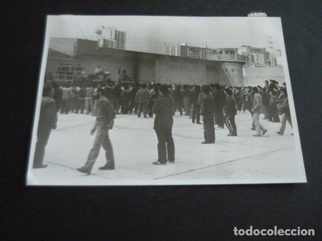 Fotograf&iacute;a antigua: MADRID CARCEL CARABANCHEL CONCIERTO CANTANTE RAMONCIN 1981 FOTOGRAFIA ORIGINAL 13 X 18 CM