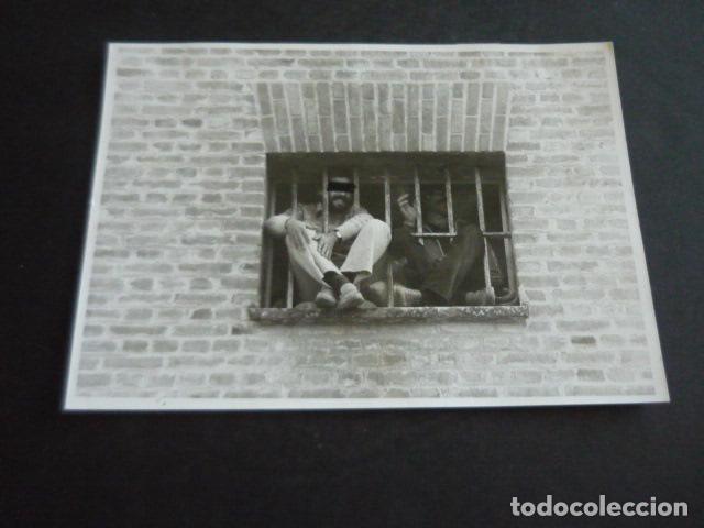 Fotograf&iacute;a antigua: MADRID CARCEL CARABANCHEL CONCIERTO CANTANTE RAMONCIN 1981 FOTOGRAFIA ORIGINAL 13 X 18 CM