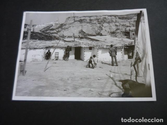 Fotograf&iacute;a antigua: MADRID VALLECAS CHABOLAS TEJAR DE LUIS GOMEZ ANTIGUA FOTOGRAFIA ORIGINAL 13 X 18 CM
