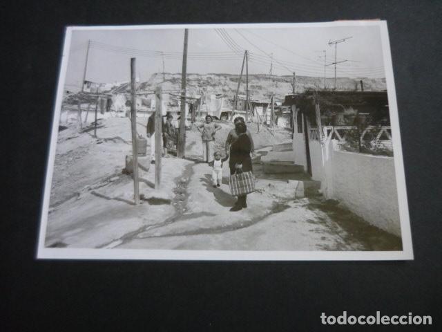 Fotograf&iacute;a antigua: MADRID VALLECAS CHABOLAS TEJAR DE LUIS GOMEZ ANTIGUA FOTOGRAFIA ORIGINAL 13 X 18 CM