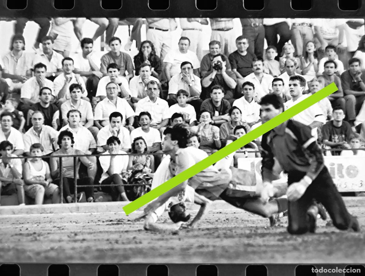Fotograf&iacute;a antigua: Negativo de fotograf&iacute;a. Burjassot club de f&uacute;tbol - Valencia C.F. Partido. A&ntilde;o 1991.