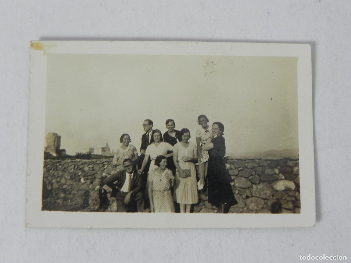 Fotograf&iacute;a antigua: Antigua Mini Fotograf&iacute;a De Grupo - Retrato Familiar En Exterior - A&ntilde;os 30 / 40 - Tama&ntilde;o Mini