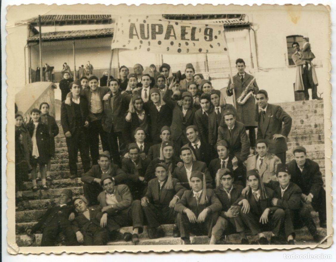 Fotograf&iacute;a antigua: Aranda de Duero, Burgos. Grupo de j&oacute;venes con pancarta Aupa el 9, foto Zapatero, 1959