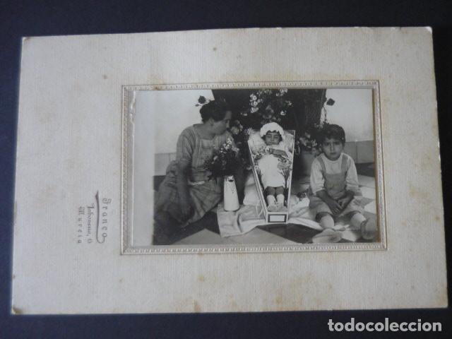 Fotograf&iacute;a antigua: MURCIA RETRATO DE NI&Ntilde;A MUERTA CON MADRE Y HERMANO FOTOGRAFIA POST MORTEM FRANCO FOTOGRAFO 15,5 X 23