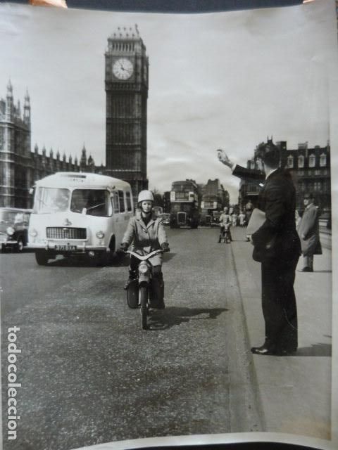 Fotograf&iacute;a antigua: LONDRES MOTO TAXISTA FEMENINO ANTIGUA FOTOGRAFIA 18 X 24 CM