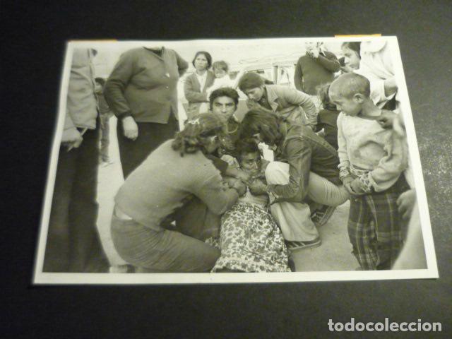 Fotograf&iacute;a antigua: MADRID VALLECAS DISTURBIOS ENTRE GITANOS ANTIGUA FOTOGRAFIA ORIGINAL 13 X 18 CM