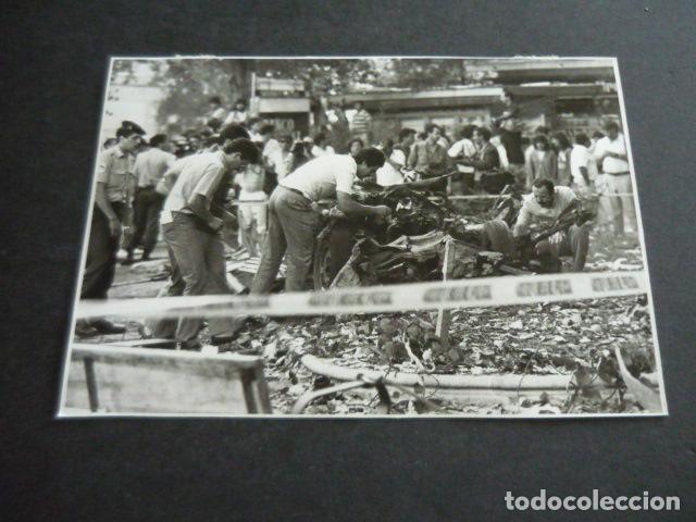 Fotograf&iacute;a antigua: MADRID PLAZA REPUBLICA DOMINICANA ATENTADO TERRORISTA ETA GUARDIA CIVIL FOTOGRAFIA 11,5 X 16,5 CM