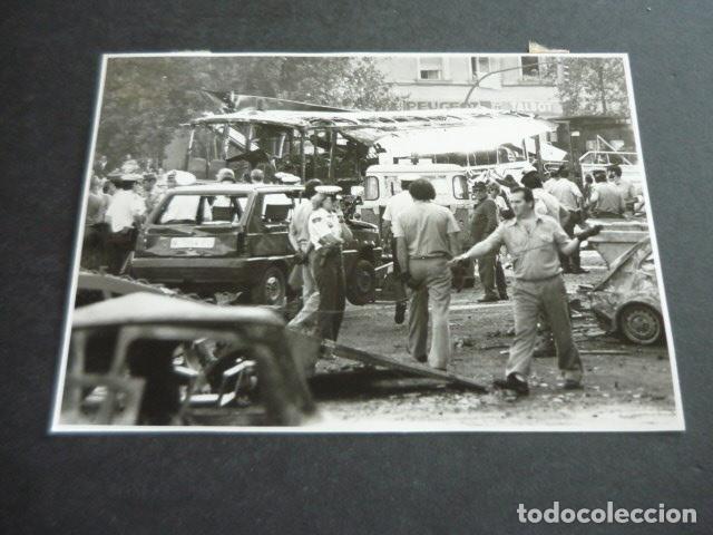 Fotograf&iacute;a antigua: MADRID PLAZA REPUBLICA DOMINICANA ATENTADO TERRORISTA ETA GUARDIA CIVIL FOTOGRAFIA 11,5 X 16,5 CM