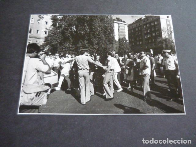 Fotograf&iacute;a antigua: MADRID PLAZA REPUBLICA DOMINICANA ATENTADO TERRORISTA ETA GUARDIA CIVIL FOTOGRAFIA 11,5 X 16,5 CM