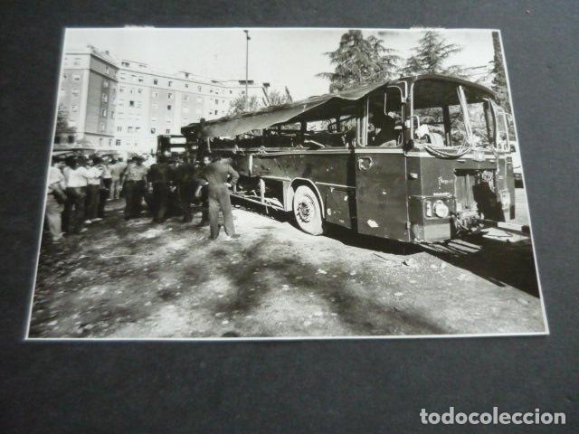 Fotograf&iacute;a antigua: MADRID PLAZA REPUBLICA DOMINICANA ATENTADO TERRORISTA ETA GUARDIA CIVIL FOTOGRAFIA 11,5 X 16,5 CM